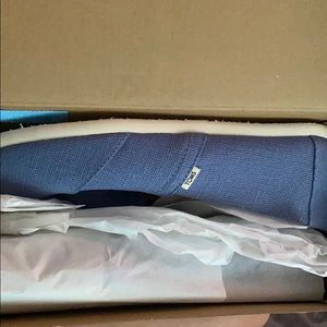Brand new infinity blue TOMS size 7 men